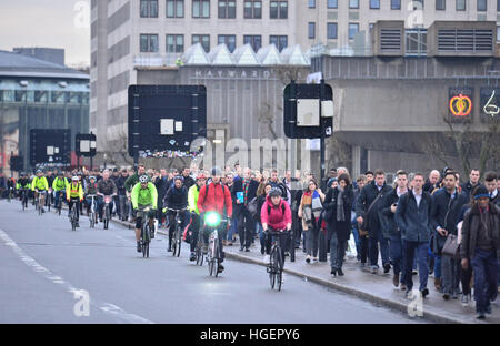 Pendler überqueren Waterloo Bridge in London, als London Underground Arbeitnehmer einen 24-Stunden-Streik startete die Krüppel Rohr Dienstleistungen und Reisechaos für Millionen von Passagieren verursachen. Stockfoto