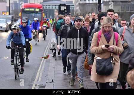 Pendler überqueren Waterloo Bridge in London, als London Underground Arbeitnehmer einen 24-Stunden-Streik startete die Krüppel Rohr Dienstleistungen und Reisechaos für Millionen von Passagieren verursachen. Stockfoto