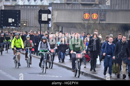 Pendler überqueren Waterloo Bridge in London, als London Underground Arbeitnehmer einen 24-Stunden-Streik startete die Krüppel Rohr Dienstleistungen und Reisechaos für Millionen von Passagieren verursachen. Stockfoto