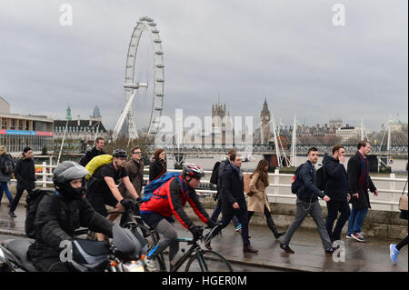 Pendler überqueren Waterloo Bridge in London, als London Underground Arbeitnehmer einen 24-Stunden-Streik startete die Krüppel Rohr Dienstleistungen und Reisechaos für Millionen von Passagieren verursachen. Stockfoto