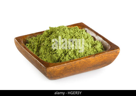 Matcha, pulverisierte Grüntee isoliert auf weißem Hintergrund. Superfood Stockfoto