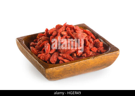 Goji-Beeren in Holzschale isoliert auf weißem Hintergrund. Superfood Stockfoto