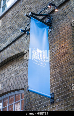 Zeichen oder Banner im Bereich Seven Dials von London in der Nähe von Covent Garden. UK Stockfoto