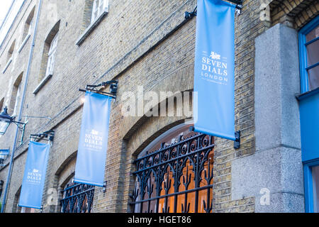 Zeichen oder Banner im Bereich Seven Dials von London in der Nähe von Covent Garden. UK Stockfoto