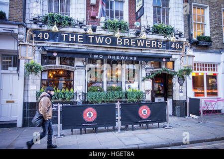 Die zwei Brauereien, traditionelles Pub in der Monmouth Street, Seven Dials / Covent Garden, London, UK Stockfoto