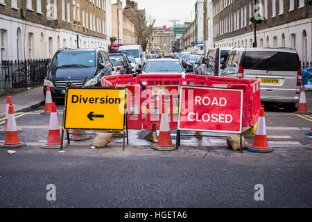 London Street Abzweigung und Verkehrszeichen geschlossen Stockfoto