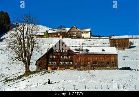 Verstreuten Appenzeller Bauernhäuser im Winter in der Nähe von Urnäsch, Kanton Appenzell Ausserrhoden, Schweiz Stockfoto