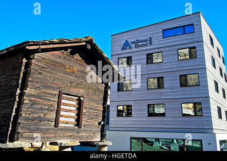 Jugendherberge WellnessHostel 4000 und traditionellen Walliser Lagerhaus, Saas-Fee, Wallis, Schweiz Stockfoto