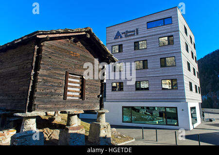 moderne Jugendherberge WellnessHostel 4000 und traditionellen Walliser Lagerhaus, Saas-Fee, Wallis, Schweiz Stockfoto