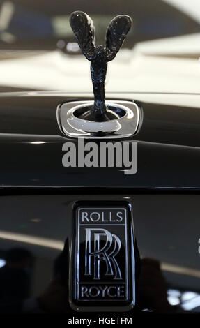 Die Spirit of Ecstasy Motorhaube Ornament auf einem Rolls-Royce Auto an die Firma Berkeley Square Showroom in London, wie Rolls-Royce Motor Cars sein Engagement nach Großbritannien nach einem zweistelligen Sprung in UK Einnahmen erneuert hat geholfen die deutschen Familienunternehmen Kerbe der zweiten höchsten Umsatz in mehr als einem Jahrhundert aufzeichnen. Stockfoto