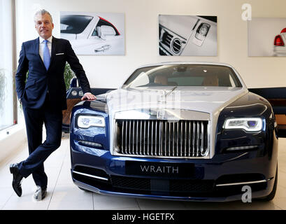 Rolls-Royce Motor Cars Geschäftsführer Torsten Müller-Ötvös mit einem Rolls-Royce Wraith im Showroom des Unternehmens Berkeley Square in London, als das Unternehmen hat sein Engagement für Großbritannien erneuert, nach ein zweistelligen Sprung in UK Einnahmen der deutschen Familienunternehmen Kerbe seiner zweiten half umsatzstärkste aufzeichnen mehr als einem Jahrhundert. Stockfoto