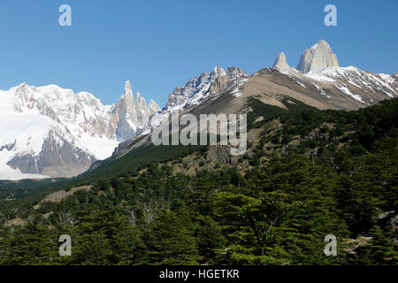 Blick auf den Cerro Torre und Mount Fitz Roy vom Mirador del Cerro Torre, El Chalten, Patagonien, Argentinien, Südamerika Stockfoto