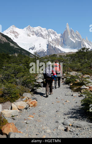 Wanderer auf dem Weg zur Laguna Torre mit Blick auf den Cerro Torre, El Chalten, Patagonien, Argentinien, Südamerika Stockfoto