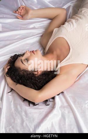 Schöne junge Frau schlafen im Bett Stockfoto