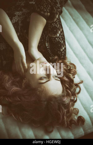 Junge Frau Hände berühren Nacken Festlegung im Bett Denkweise wegsehen Stockfoto