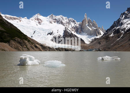 Eis, schwebend in Laguna Torre mit Blick auf den Cerro Torre, El Chalten, Patagonien, Argentinien, Südamerika Stockfoto