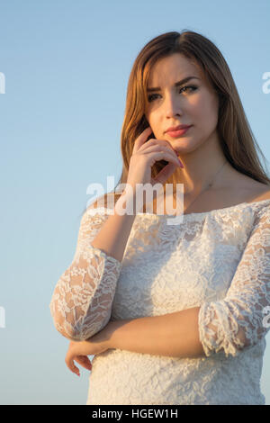 Junge Frau im freien Denken Stockfoto