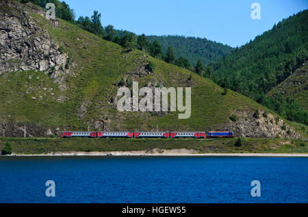Circum-Baikal-Eisenbahn, die landschaftlich schöne Strecke entlang der Ufer des Baikalsees Stockfoto