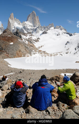 Wanderer über Laguna de Los Tres mit Blick auf Mount Fitz Roy, El Chalten, Patagonien, Argentinien, Südamerika Stockfoto