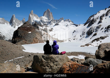 Wanderer über Laguna de Los Tres mit Blick auf Mount Fitz Roy, El Chalten, Patagonien, Argentinien, Südamerika Stockfoto