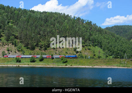 Circum-Baikal-Eisenbahn, die landschaftlich schöne Strecke entlang der Ufer des Baikalsees Stockfoto