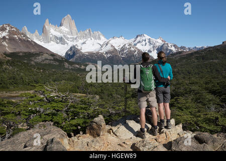 Wanderer, die Anzeigen von Mount Fitz Roy auf Laguna de Los Tres trail, El Chalten, Patagonien, Argentinien, Südamerika Stockfoto