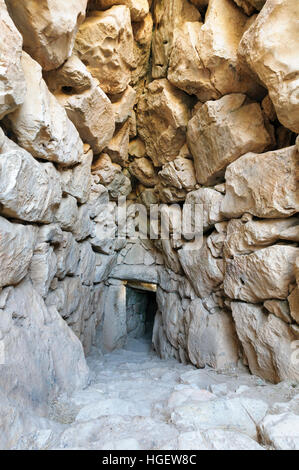 Eingang in die unterirdische Zisterne in der Zitadelle, Mykene, Peloponnes, Griechenland Stockfoto