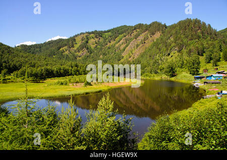 Landschaft der kleinen Stadt von Polovinaya entlang der Circum-Baikal-Eisenbahn im südlichen Baikal-See. Stockfoto