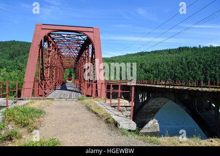 Alte Brücke von Trans-Sibirien Eisenstraße in der Nähe von Polovinaya, Baikalsee Stockfoto