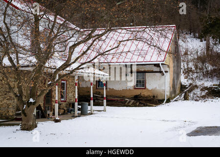 Haus an einem verschneiten Wintertag in einer ländlichen Gegend von Carroll County, Maryland. Stockfoto