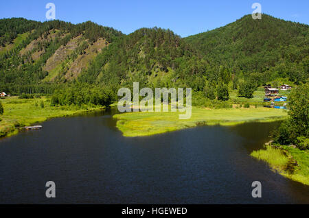 Landschaft der kleinen Stadt von Polovinaya entlang der Circum-Baikal-Eisenbahn im südlichen Baikal-See. Stockfoto