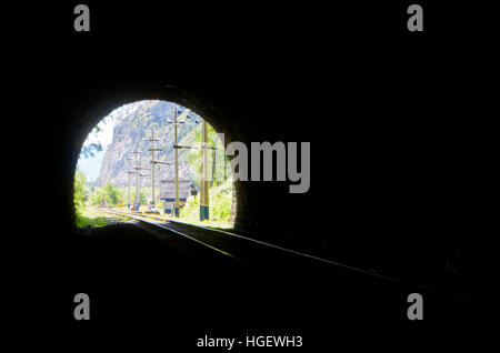 Ein Tunnel entlang der Bahnstrecke Circum-Baikal, Baikalsee. Stockfoto