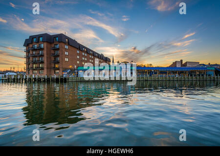 Der Hafen bei Sonnenuntergang in Annapolis, Maryland. Stockfoto