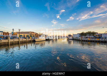 Der Hafen bei Sonnenuntergang in Annapolis, Maryland. Stockfoto