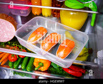 Roher Lachs Steak in den offenen Kühlschrank Stockfoto