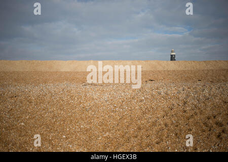 A ein Leuchtturm sieht man in Dungeness, Kent, England, Vereinigtes Königreich Stockfoto