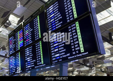 Abfahrtstafel im internationalen Flughafen Changi, Singapur Changi Flughafen Abflughalle Stockfoto