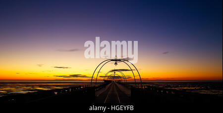 Suche entlang Southport Pier bei Sonnenuntergang, Merseyside, Lancashire, England, UK. Stockfoto