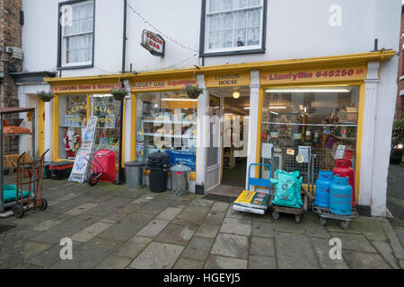 Lokalen Dorfladen: London House - Llanfyllin Haus und Garten Shop --eine alte traditionelle lokale Hardware Dorfladen und Gemischtwaren, verkaufen Kohle, Flaschengas und andere Gegenstände, Llanfyllin, Powys, Wales UK Stockfoto