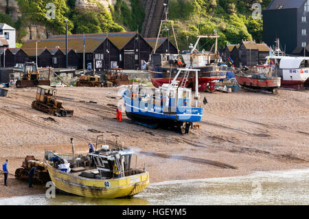 Angelboote/Fischerboote aus Hastings Strand, East Sussex, England ins Leben gerufen Stockfoto