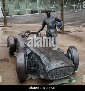 Statue von Rennfahrer Fangio außerhalb der Mercedes-Benz Museum in Stuttgart, Deutschland. Stockfoto