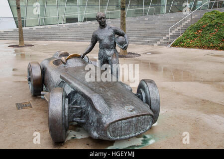 Statue von Rennfahrer Fangio außerhalb der Mercedes-Benz Museum in Stuttgart, Deutschland. Stockfoto