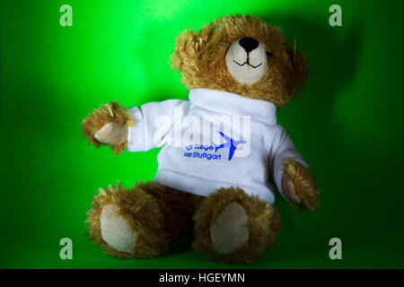 Steiff Teddybär. Der Teddybär trägt einen Rollkragen Pullover. Stockfoto