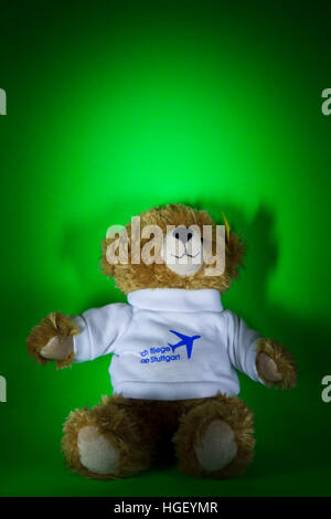 Steiff Teddybär. Der Teddybär trägt einen Rollkragen Pullover. Stockfoto