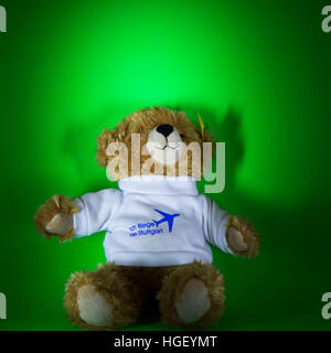 Steiff Teddybär. Der Teddybär trägt einen Rollkragen Pullover. Stockfoto