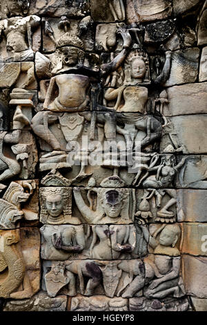 Terrasse der Elefanten 300 Meter langen Terrasse Wand verziert mit geschnitzten Elefanten und Garudas überspannt die Vorderseite des Baphuon, Phimeanakas und dem königlichen Palast im Herzen von Angkor Thom (Angkor Komplex verschiedene archäologische Hauptstädte Khmer Reich 9-15. Jahrhundert Angkor Kambodscha) Stockfoto