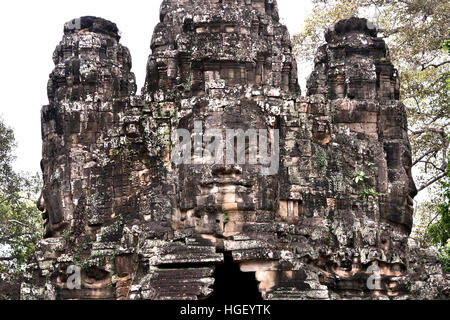 Tor zu Angkor Thom - The Bayon 12. oder Anfang des 13. Jahrhunderts als der offizielle Staatstempel des Mahayana buddhistischen König Jayavarman VII, steht der Bayon im Mittelpunkt der Jayavarmans Hauptstadt Angkor Thom (Angkor Komplex verschiedene archäologische Hauptstädte Khmer Reich 9-15. Jahrhundert Angkor Wat, Angor Thom, Bayon Tempel, Kambodscha) Stockfoto