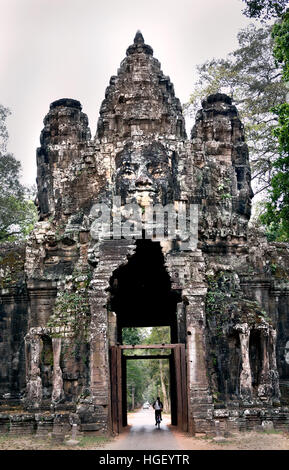 Tor zu Angkor Thom - The Bayon 12. oder Anfang des 13. Jahrhunderts als der offizielle Staatstempel des Mahayana buddhistischen König Jayavarman VII, steht der Bayon im Mittelpunkt der Jayavarmans Hauptstadt Angkor Thom (Angkor Komplex verschiedene archäologische Hauptstädte Khmer Reich 9-15. Jahrhundert Angkor Wat, Angor Thom, Bayon Tempel, Kambodscha) Stockfoto