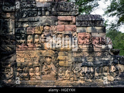 Die Terrasse des Lepra-Königs befindet sich in der nordwestlichen Ecke des Royal Square von Angkor Thom, Kambodscha. Es entstand im Bayon-Stil unter Jayavarman VII, obwohl der moderne Name leitet sich von 15. Jahrhundert Skulptur auf dem Gelände entdeckt. Die Statue zeigt den Hindu-Gott Yama, dem Gott des Todes (Angkor Komplex verschiedene archäologische Hauptstädte Khmer Reich 9-15. Jahrhundert Angkor Kambodscha) Stockfoto