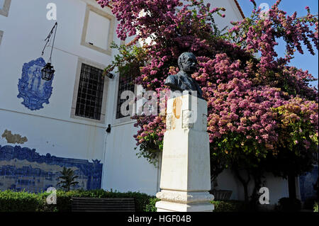 Julio de Castilho Statue, Igreja de Santa Luzia e Sao Bras, Ordem de Malta, Miradouro Santa Luzia, Alfama, Lissabon, Portugal Stockfoto